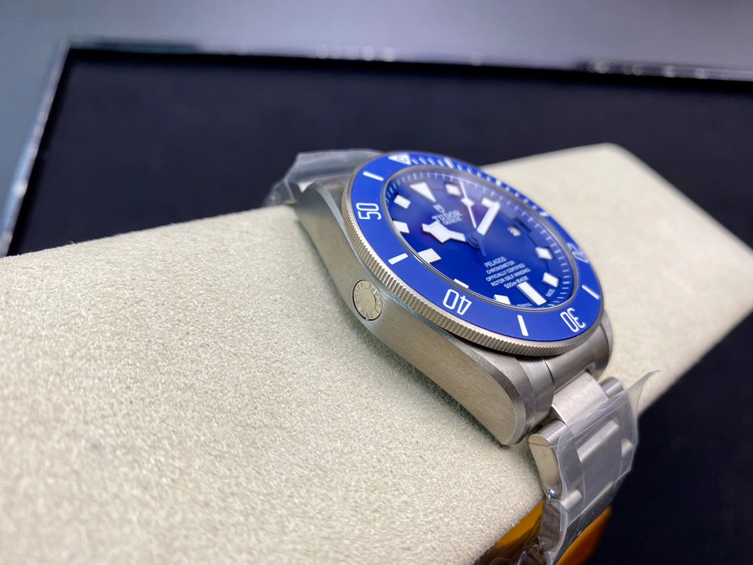 ZF’s masterpiece “Stronger, More Wear Resistant, and Lighter” is the Tudor Leading Submarine Series Blue Potato, also known as the “Battle Axe”