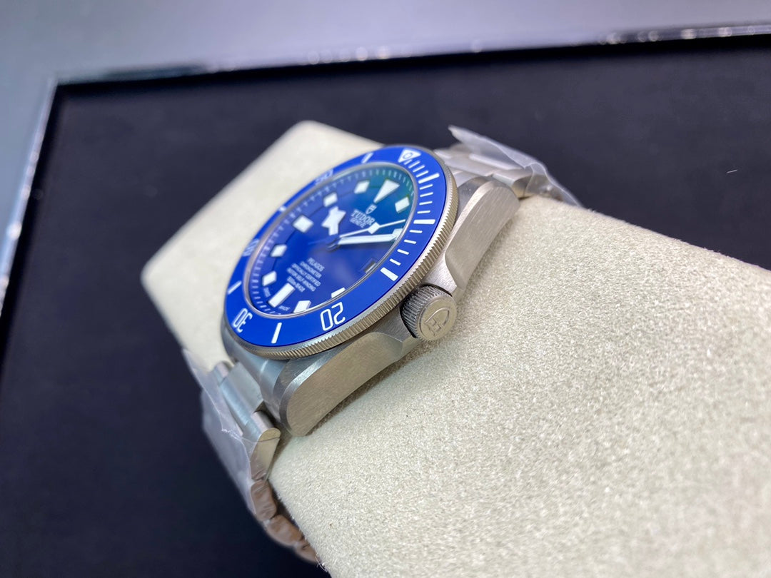 ZF’s masterpiece “Stronger, More Wear Resistant, and Lighter” is the Tudor Leading Submarine Series Blue Potato, also known as the “Battle Axe”