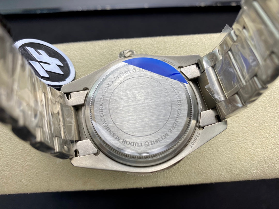 ZF’s masterpiece “Stronger, More Wear Resistant, and Lighter” is the Tudor Leading Submarine Series Blue Potato, also known as the “Battle Axe”