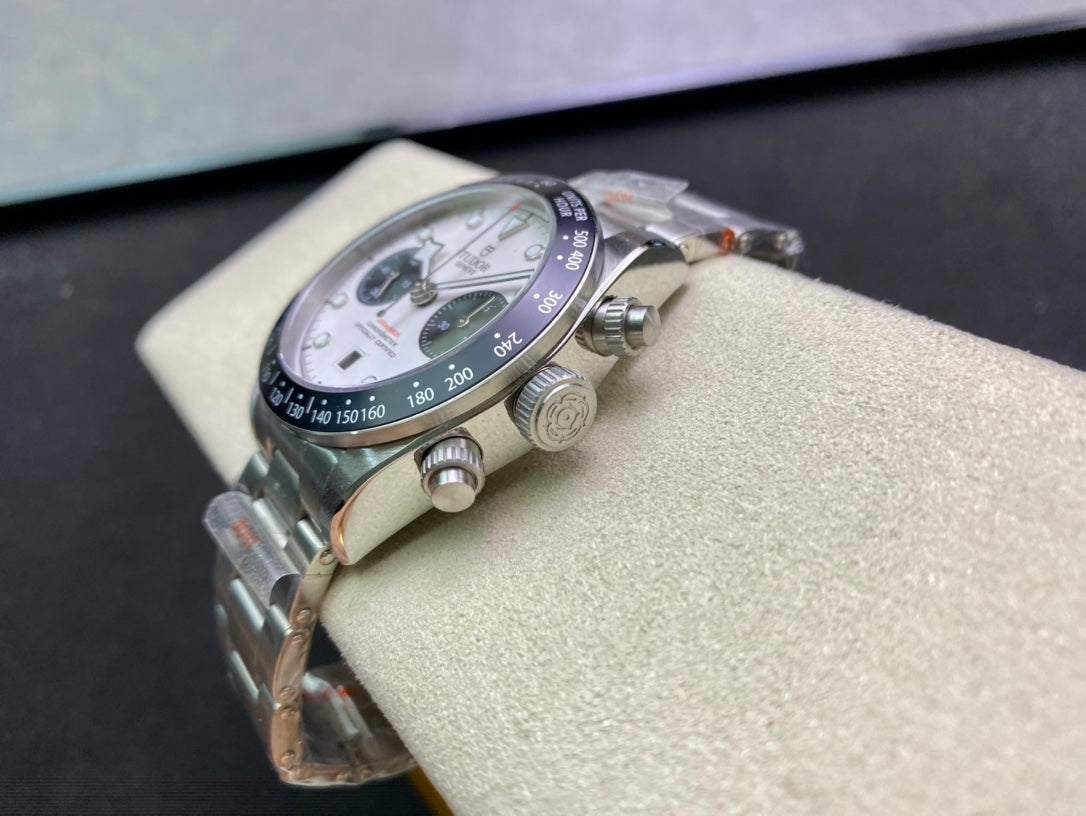 Tudor Timing M79363N, the new Qi Cheng Bi Wan Timing model retains the classic snowflake needle design of Tudor, with an exterior size of 41mm