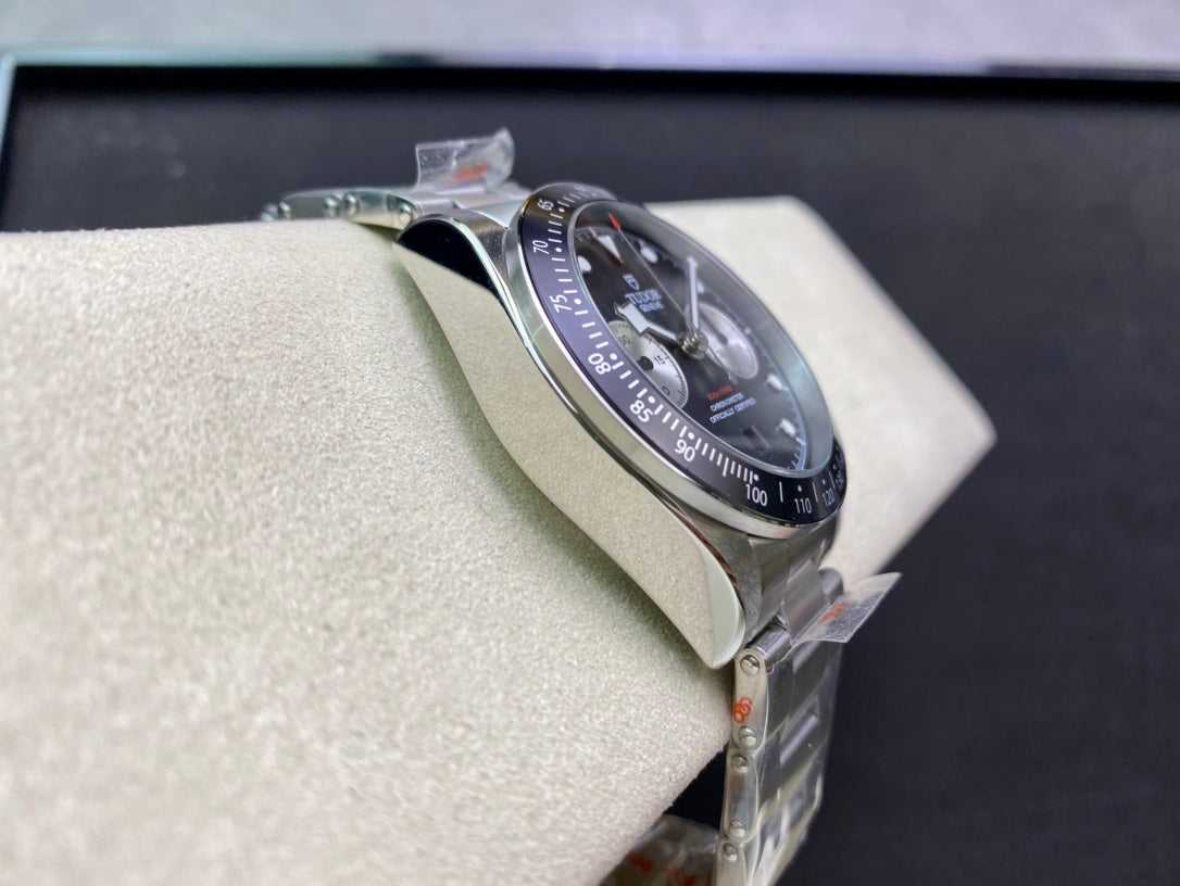 Tudor Timing M79363N, the new Qi Cheng Bi Wan Timing model retains the classic snowflake needle design of Di Tuo, with an exterior size of 41mm