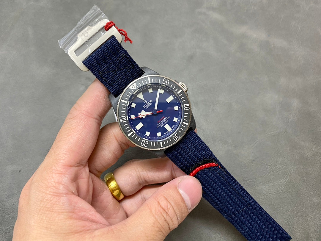 The TUDOR Leading Submarine FXD is the first to use expensive racing sailboat materials – carbon composite fiber- 42mm