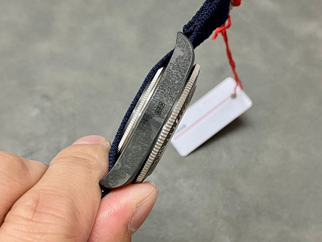 The TUDOR Leading Submarine FXD is the first to use expensive racing sailboat materials – carbon composite fiber- 42mm