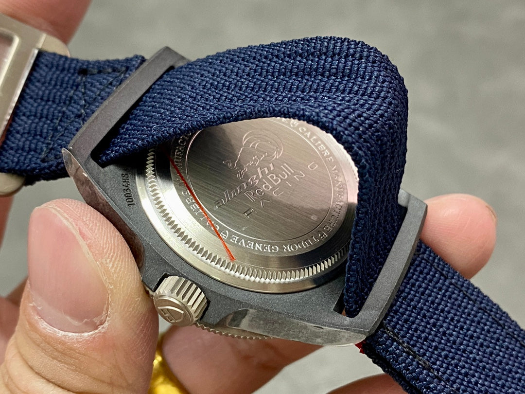 The TUDOR Leading Submarine FXD is the first to use expensive racing sailboat materials – carbon composite fiber- 42mm