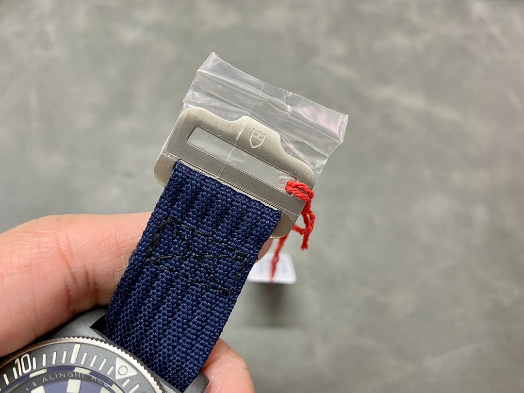 The TUDOR Leading Submarine FXD is the first to use expensive racing sailboat materials – carbon composite fiber- 42mm