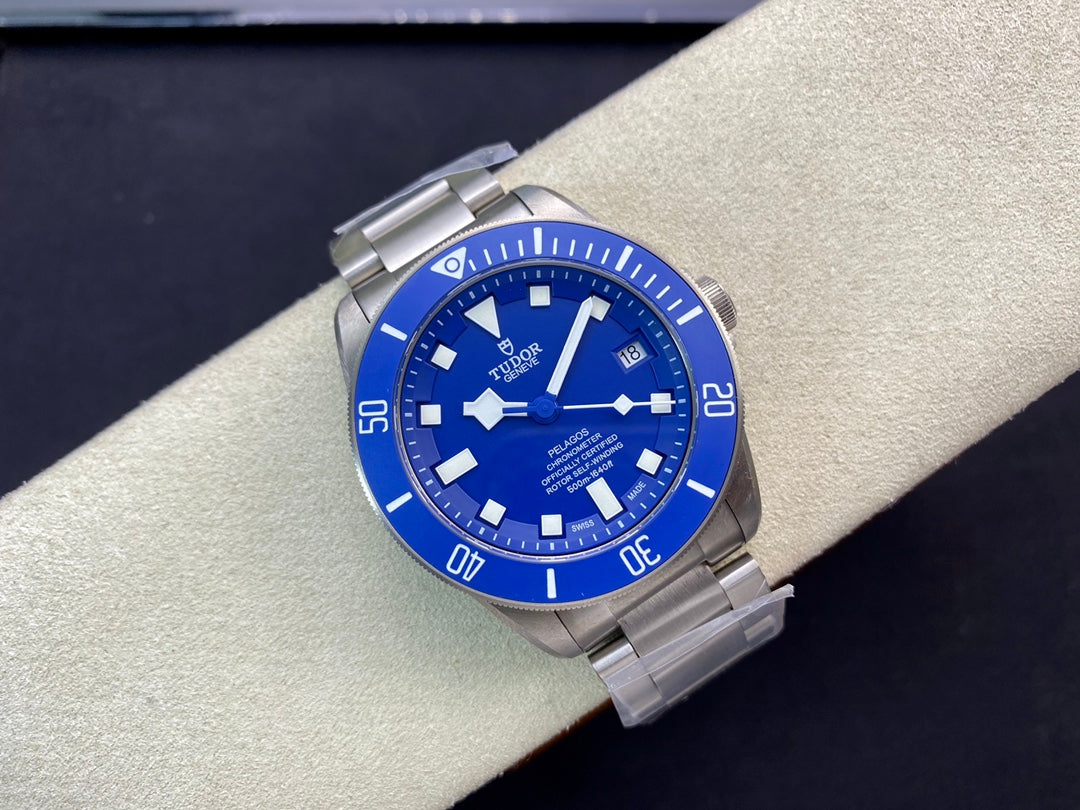 ZF’s masterpiece “Stronger, More Wear Resistant, and Lighter” is the Tudor Leading Submarine Series Blue Potato, also known as the “Battle Axe”