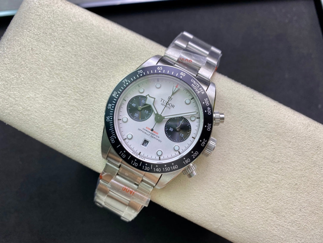 Tudor Timing M79363N, the new Qi Cheng Bi Wan Timing model retains the classic snowflake needle design of Tudor, with an exterior size of 41mm