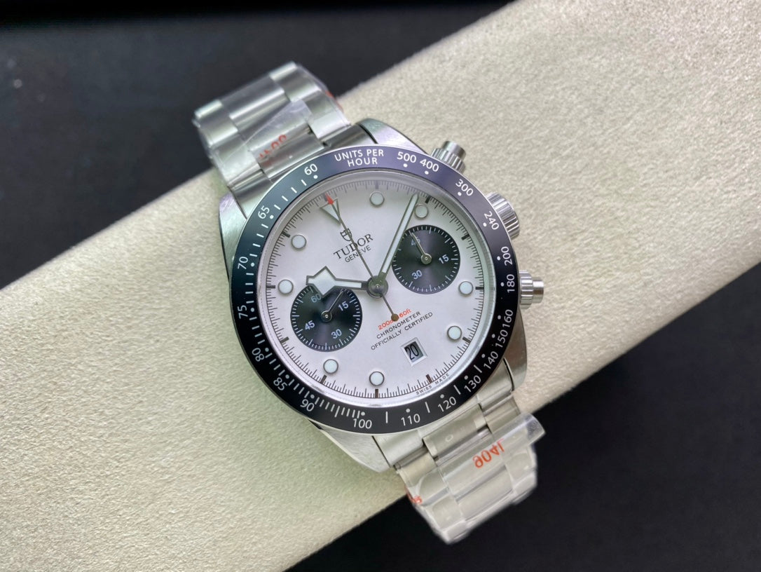 Tudor Timing M79363N, the new Qi Cheng Bi Wan Timing model retains the classic snowflake needle design of Tudor, with an exterior size of 41mm