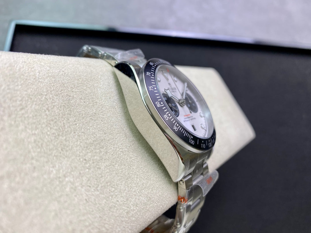 Tudor Timing M79363N, the new Qi Cheng Bi Wan Timing model retains the classic snowflake needle design of Tudor, with an exterior size of 41mm