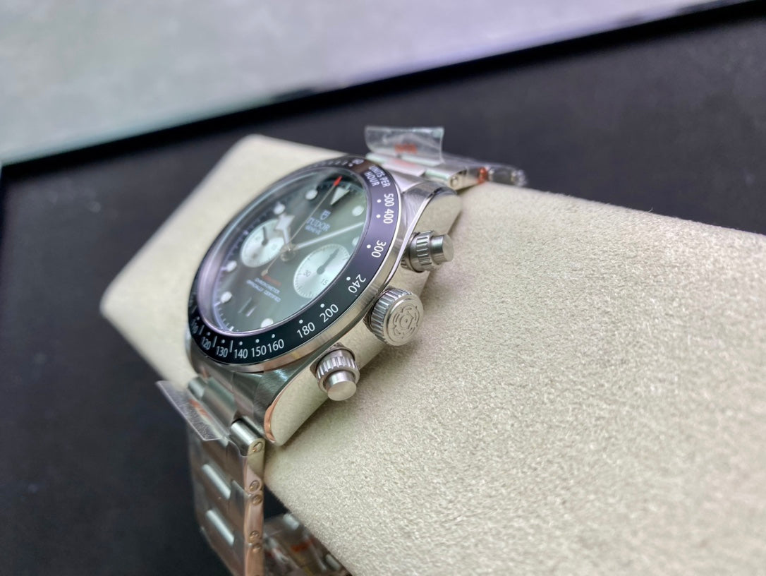 Tudor Timing M79363N, the new Qi Cheng Bi Wan Timing model retains the classic snowflake needle design of Di Tuo, with an exterior size of 41mm