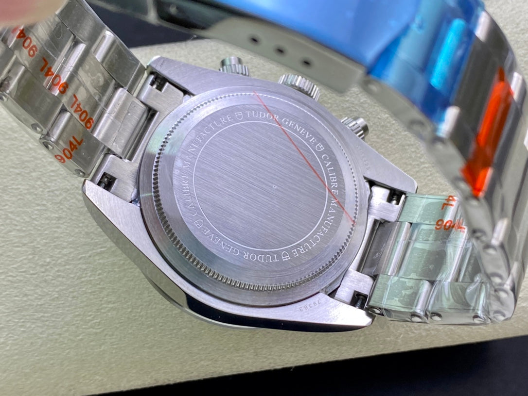 Tudor Timing M79363N, the new Qi Cheng Bi Wan Timing model retains the classic snowflake needle design of Di Tuo, with an exterior size of 41mm