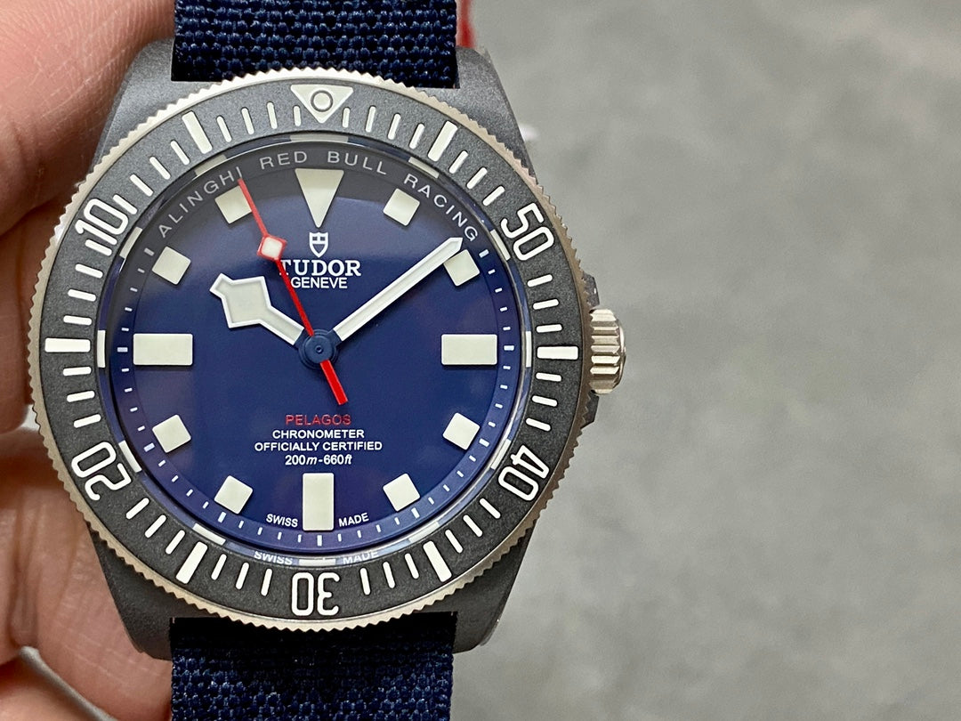 The TUDOR Leading Submarine FXD is the first to use expensive racing sailboat materials – carbon composite fiber- 42mm