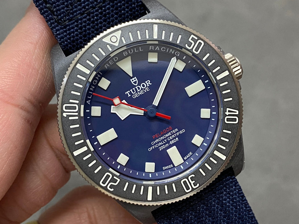 The TUDOR Leading Submarine FXD is the first to use expensive racing sailboat materials – carbon composite fiber- 42mm