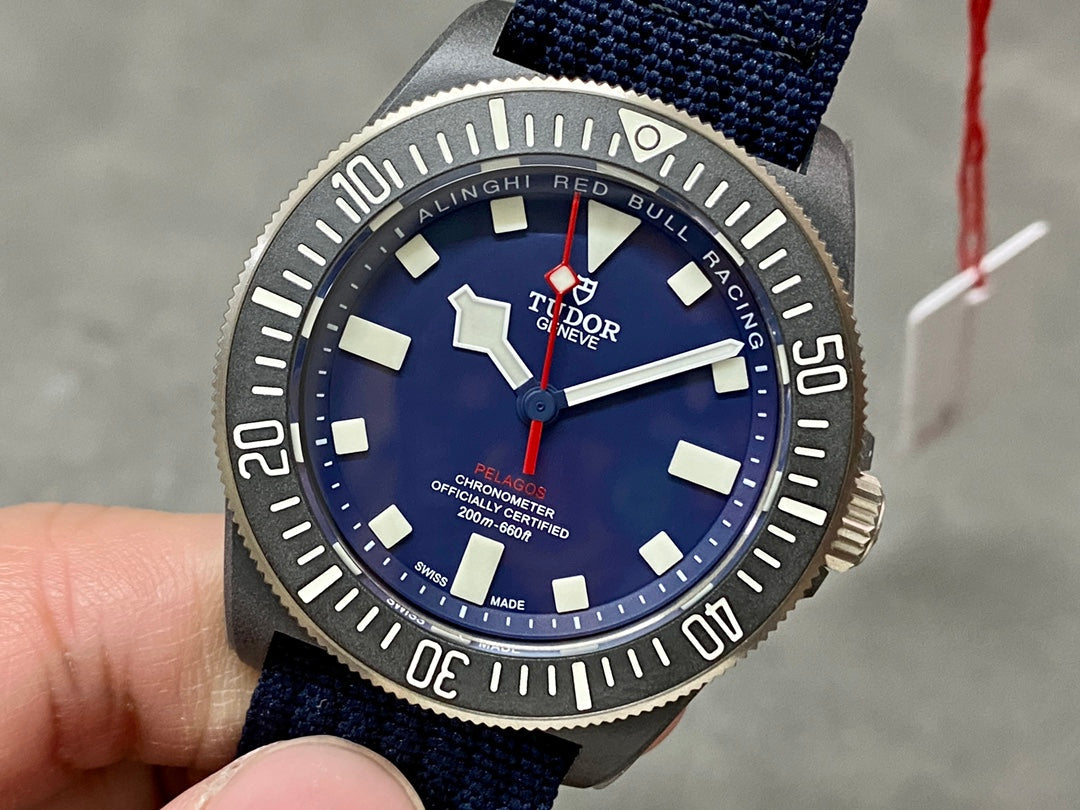 The TUDOR Leading Submarine FXD is the first to use expensive racing sailboat materials – carbon composite fiber- 42mm