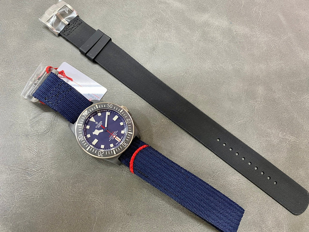 The TUDOR Leading Submarine FXD is the first to use expensive racing sailboat materials – carbon composite fiber- 42mm