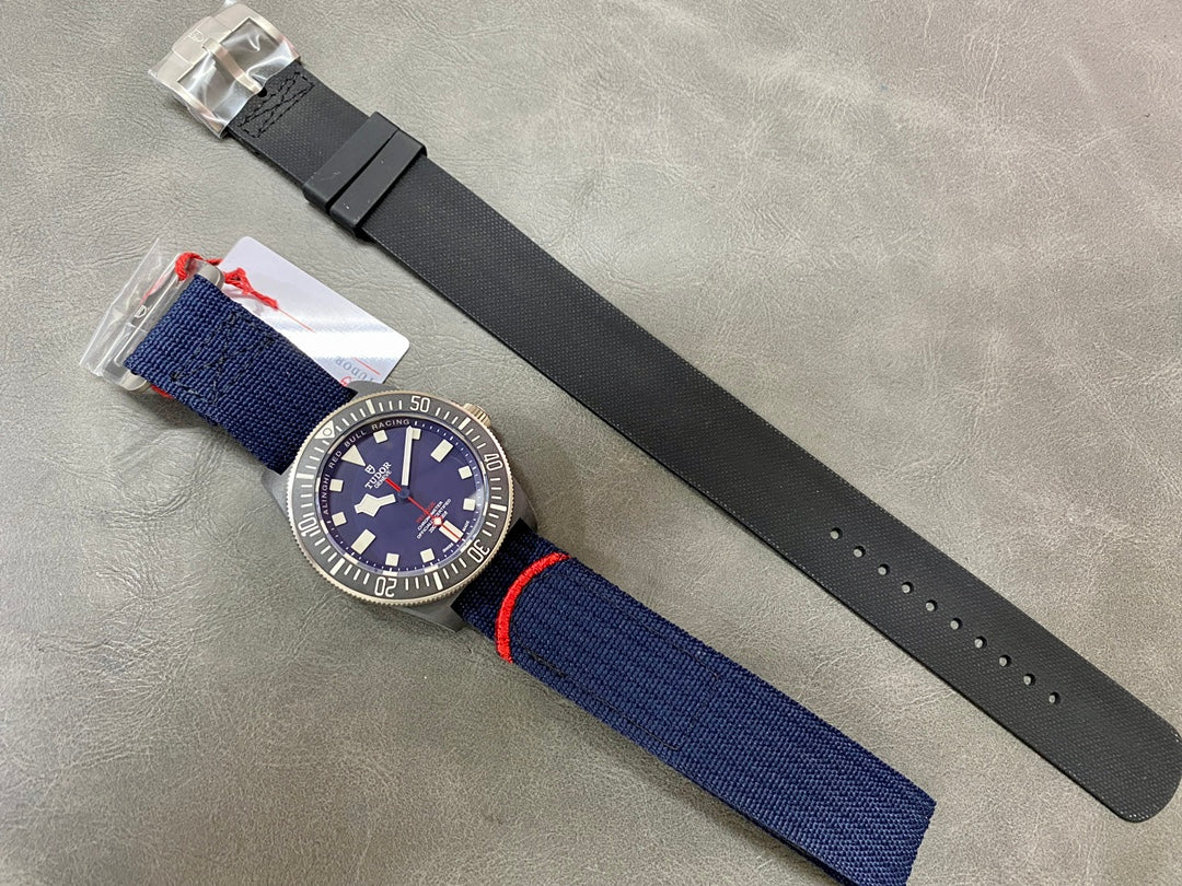 The TUDOR Leading Submarine FXD is the first to use expensive racing sailboat materials – carbon composite fiber- 42mm